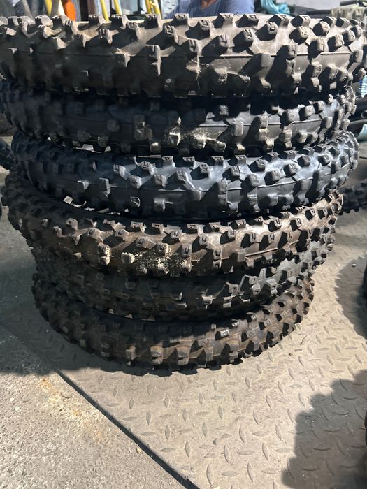 Vários penus de motocross vindos da Suiça