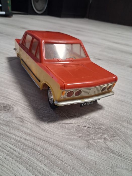 Fiat 125p zabawka kolekcjonerska prl