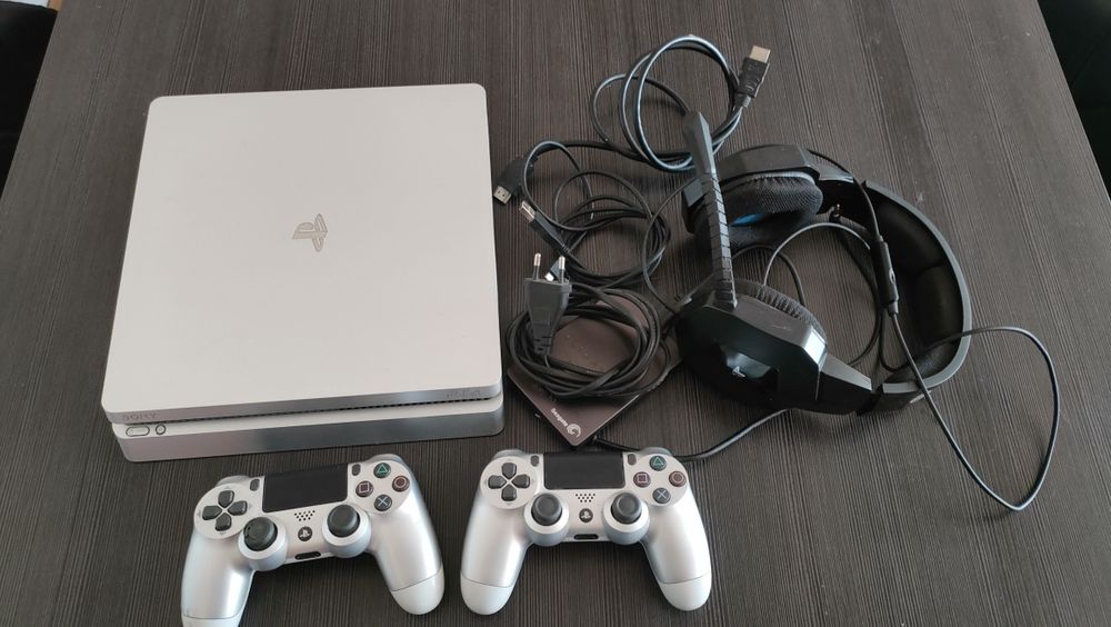 Konsola PS4 slim 2 pady 1tb słuchawki dysk kable zestaw