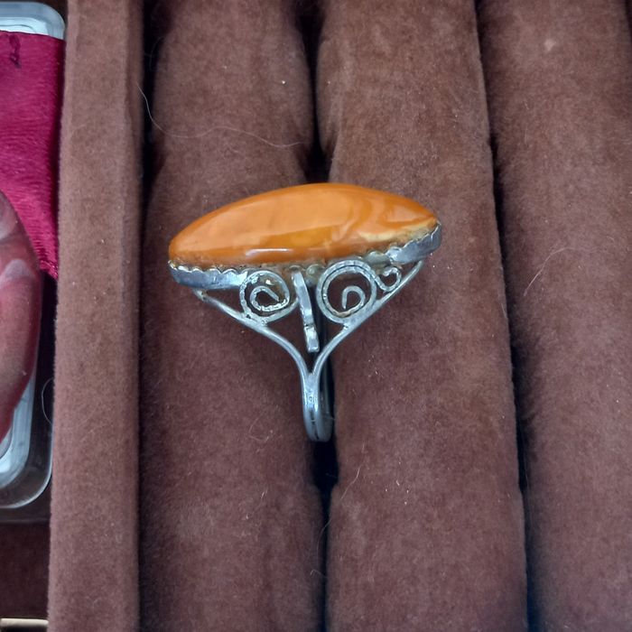 Anel Vintage com Âmbar Natural