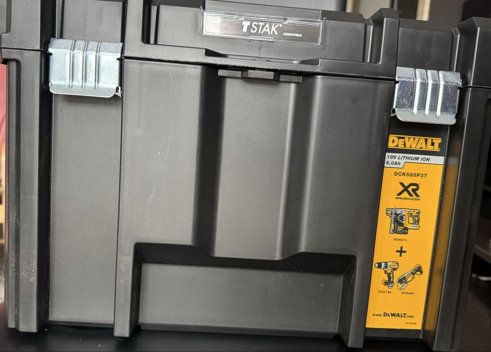 Skrzynka z elektronarzędziami dewalt