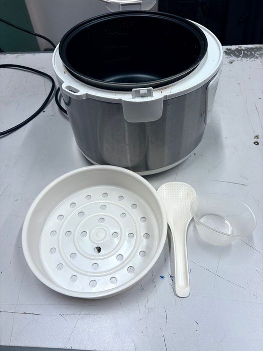 Мультиварка DELFA DMC-301 почти новая.