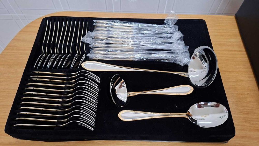 Conjunto de talheres para 12 pessoas. Dourado.
