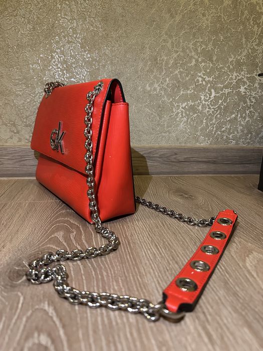 Яскрава сумка Calvin Klein