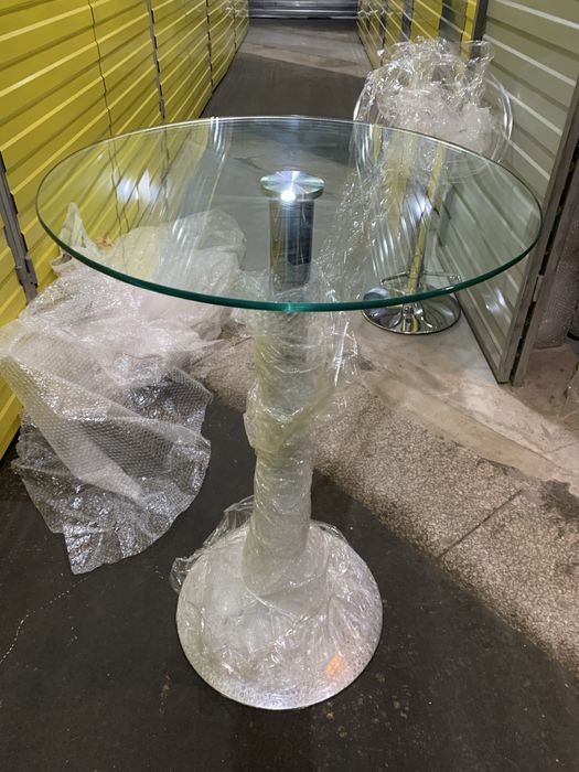 Круглий стіл зі склянною стільницею