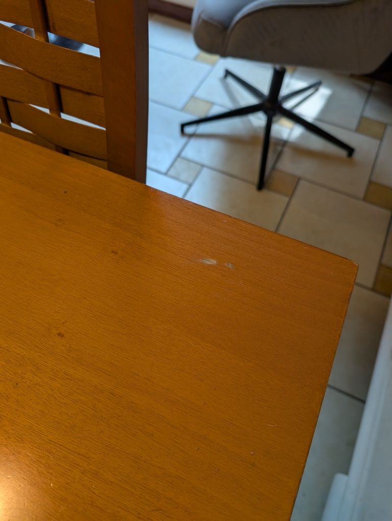 Stół plus 6 krzeseł do jadalni.