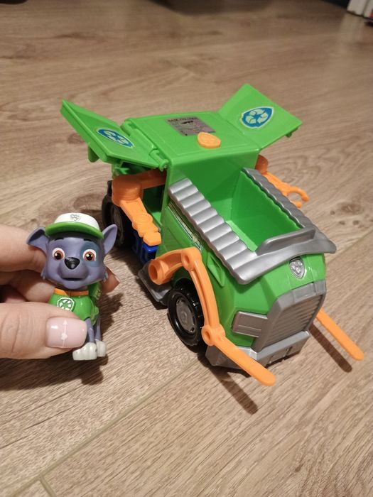 Piesek Rocky i autko psi patrol