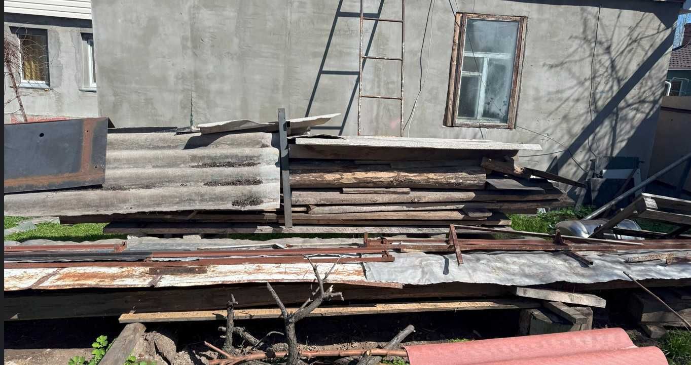 Дошки, брус залишки після покрівельних робіт