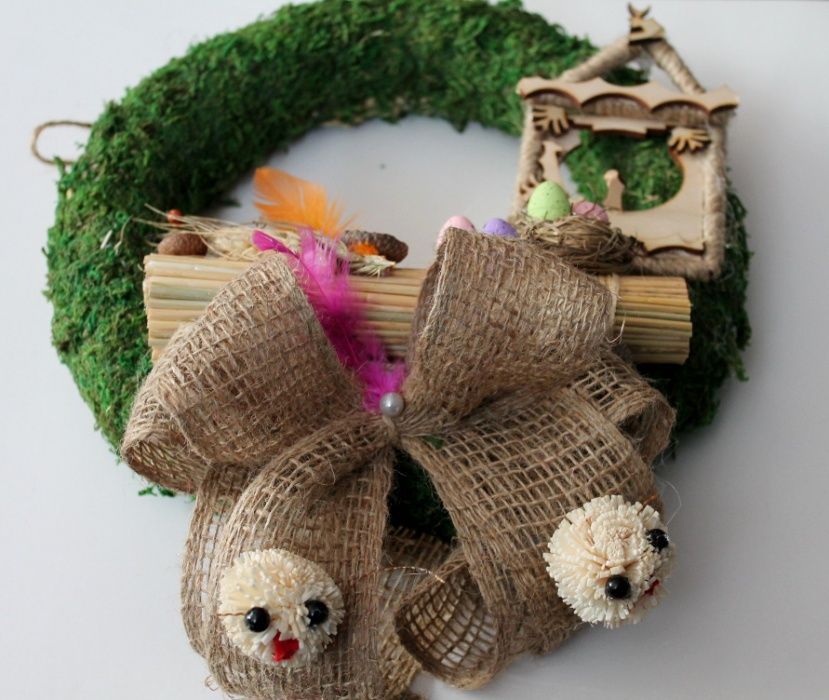 wianki pokryte mchem jako półprodukt do tworzenia dekoracji