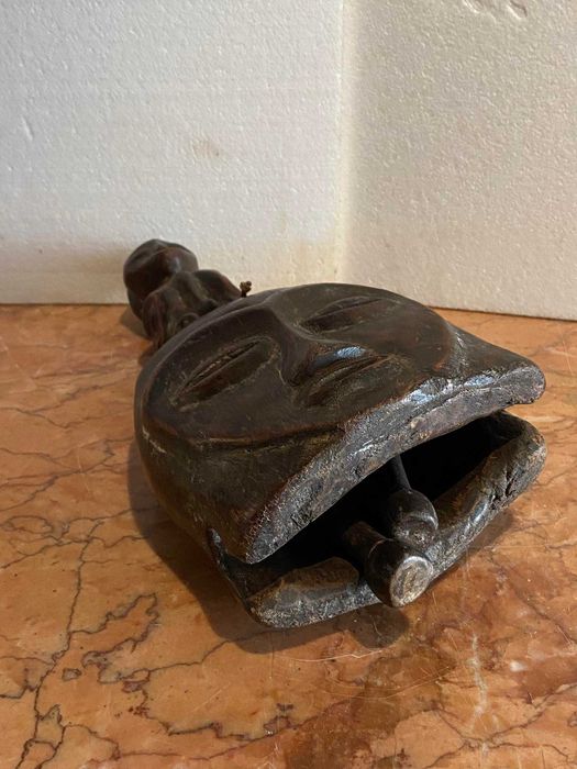 Instrumento sonoro africano para rituais de exorcismo (?)