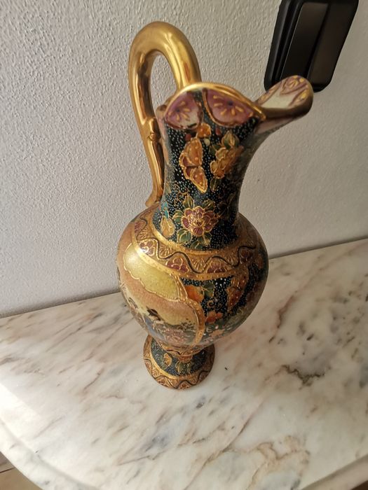 Jarro com pinturas de decoração chinesa