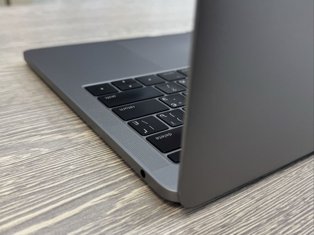 MacBook Pro  13 / i5 / RAM 8 / SSD 256 GB / Space Grey / Retina 2017
