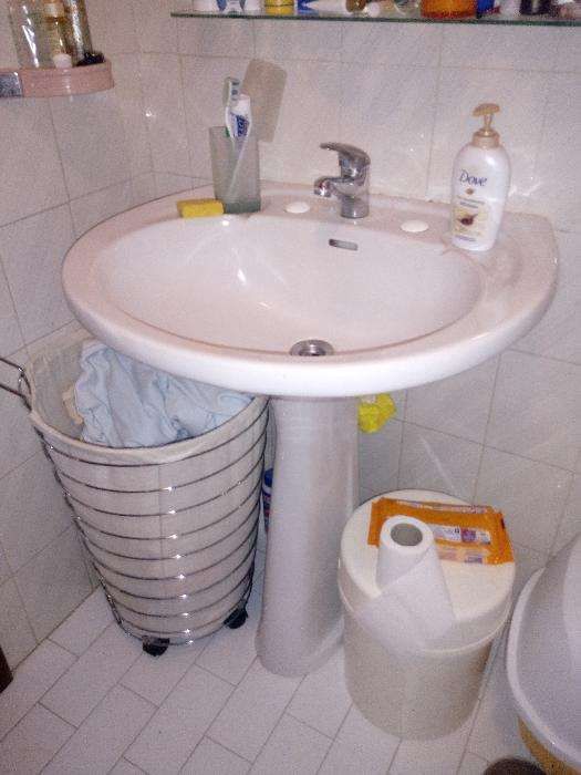 Lavatório, torneira monocomando, resg de banheira,  coluna chuveiro.