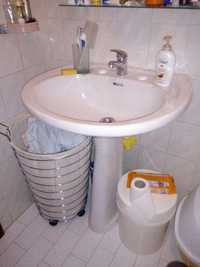 Lavatório, resguardo de banheira e acessórios de casa de banho