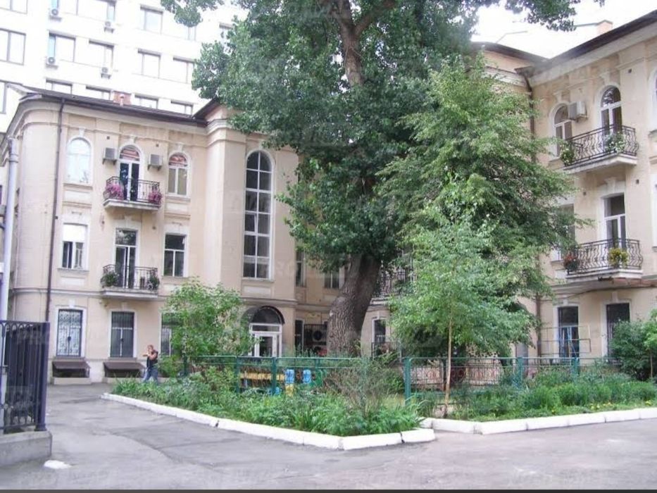 Вул.Жилянська окремо розташована будівля 1300м2...