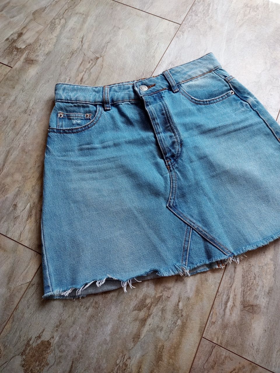 Jeansowa spódniczka z guziczkami vintage Bershka