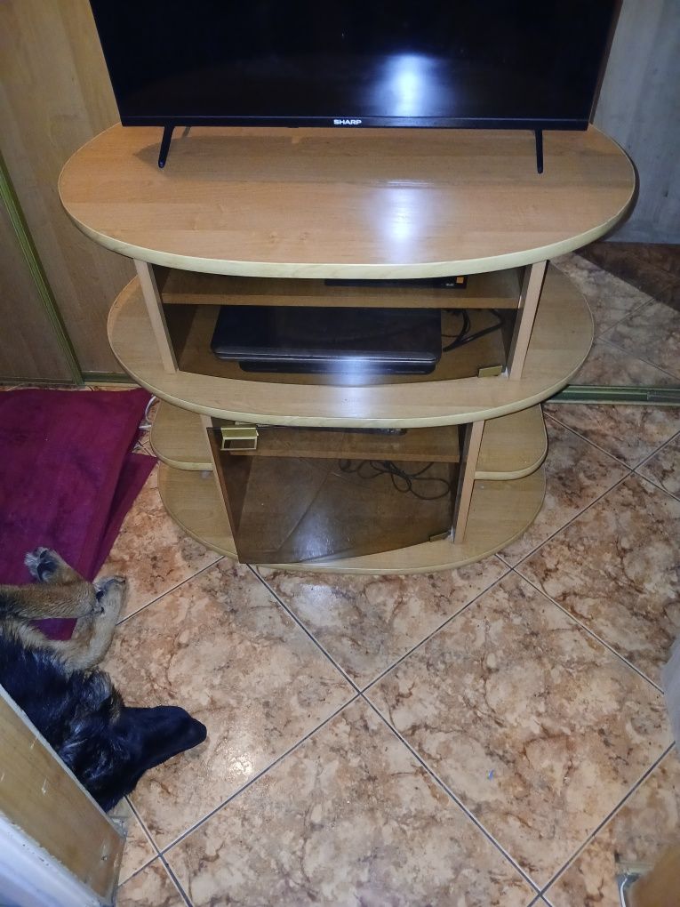 Szafka  pod  telewiz z wieloma zastosowanie posiada dwie szybki z szkł
