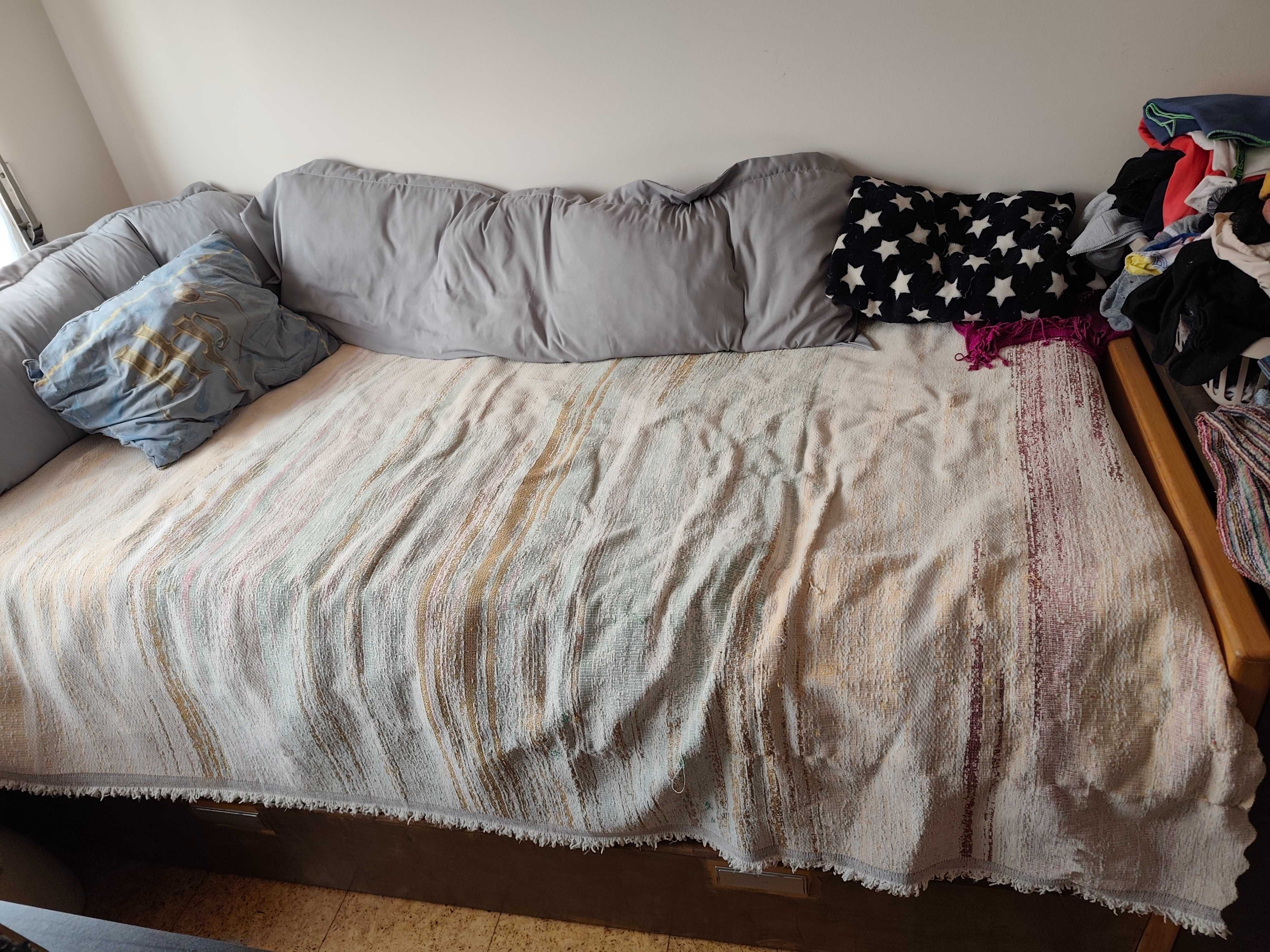 Cama de solteiro dupla com gavetas
