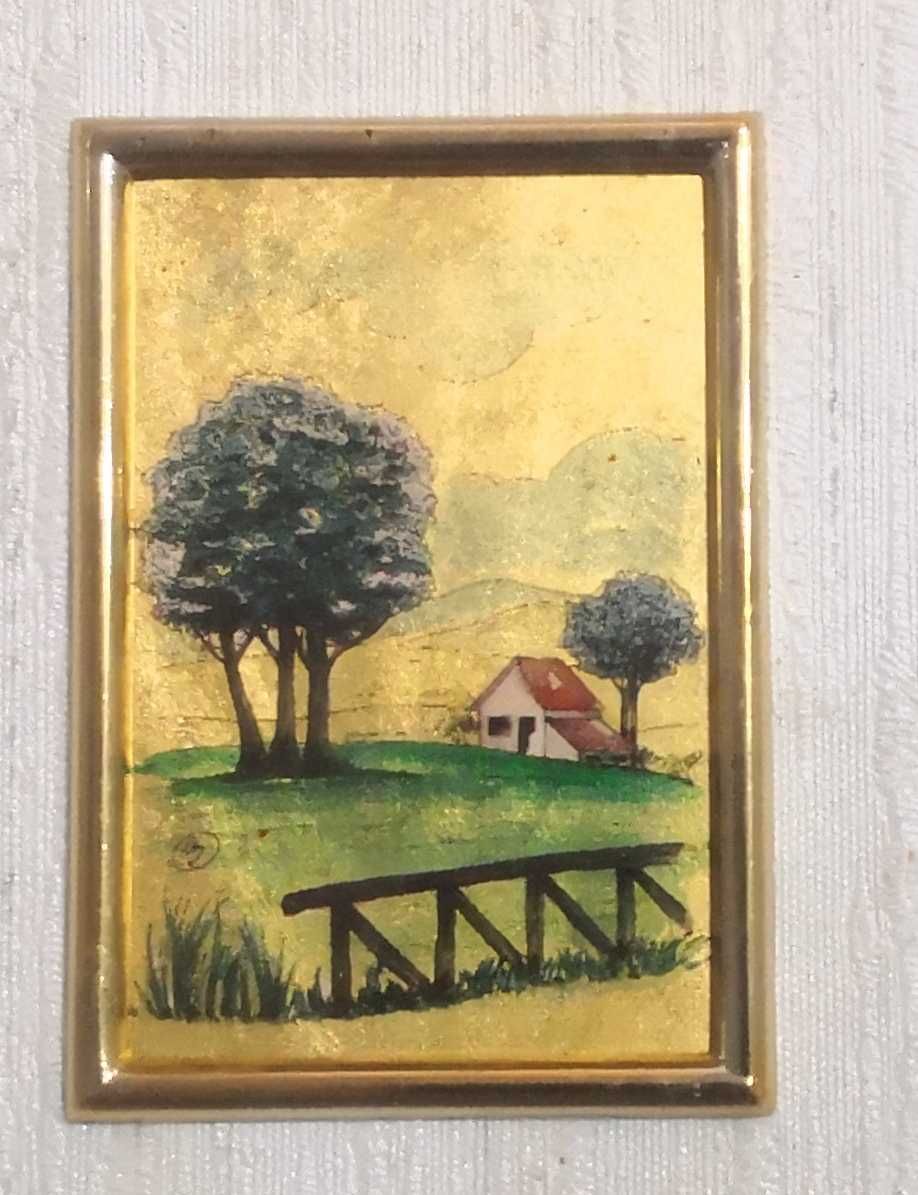 Quadros com gravuras de fundo dourado