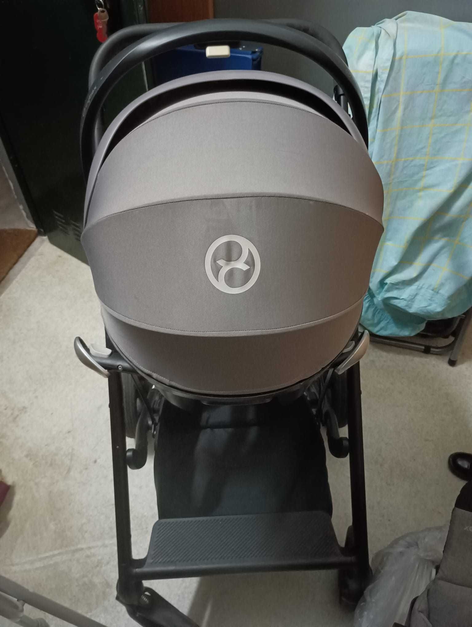 Carrinho, babycoque e adaptadores CYBEX e Alcofa com colchão da Chicco