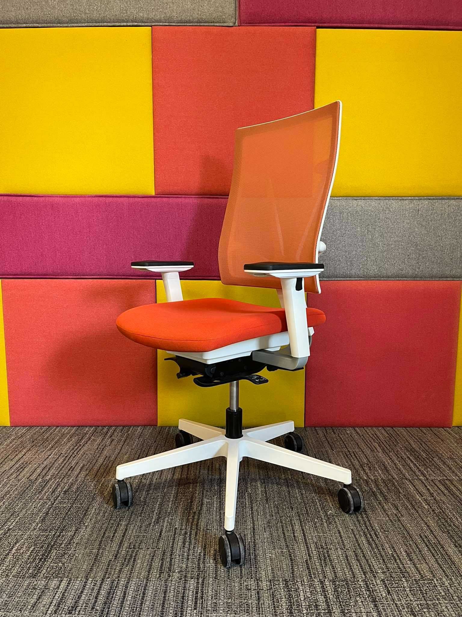 Fotel biurowy obrotowy Nowy Styl 4ME ergonomiczny piękny