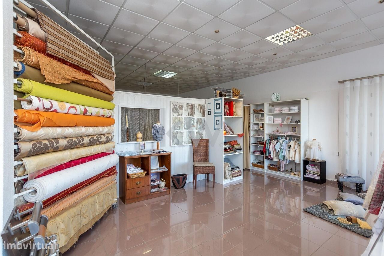 Espaço comercial de 70 m2 em Verderena, Barreiro – Disponível para ven