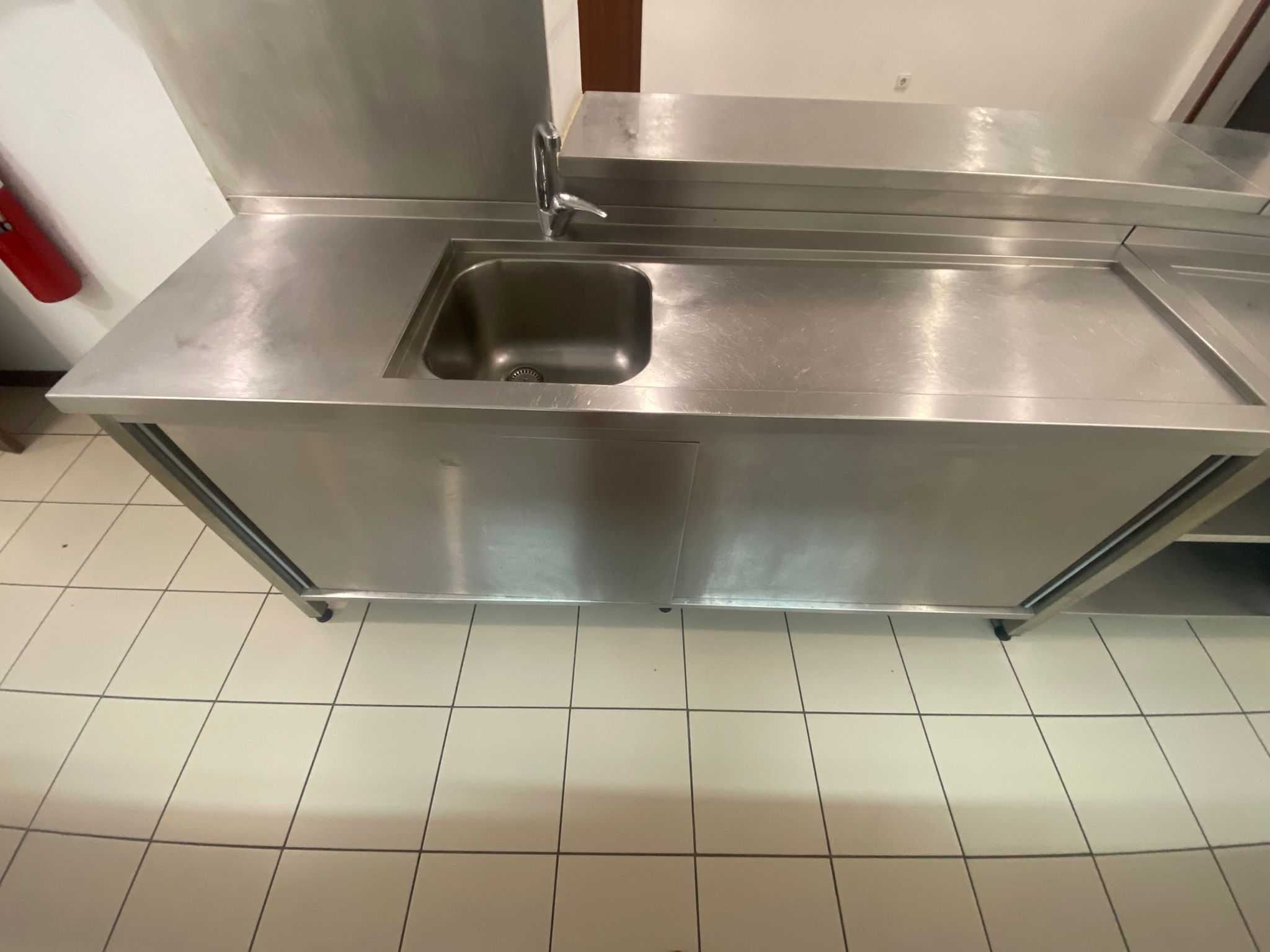Bancada de cozinha, INOX, com cuba e torneira à esquerda