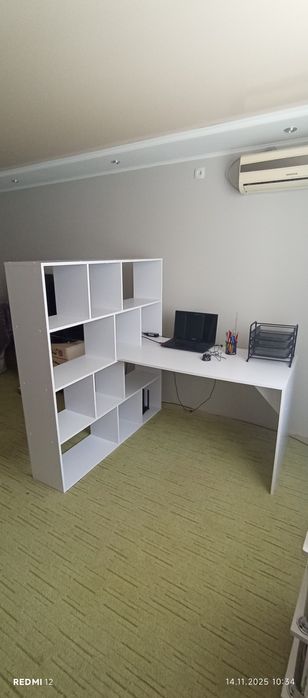 Угловой стол с полками.