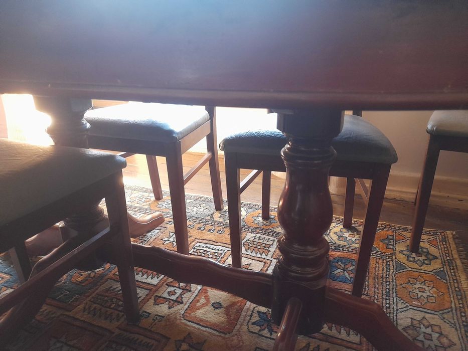 Mobília de sala de jantar(mesa,cadeiras,louceiro e aparador)