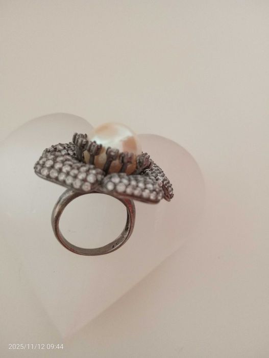 Anel com zircões incrustados