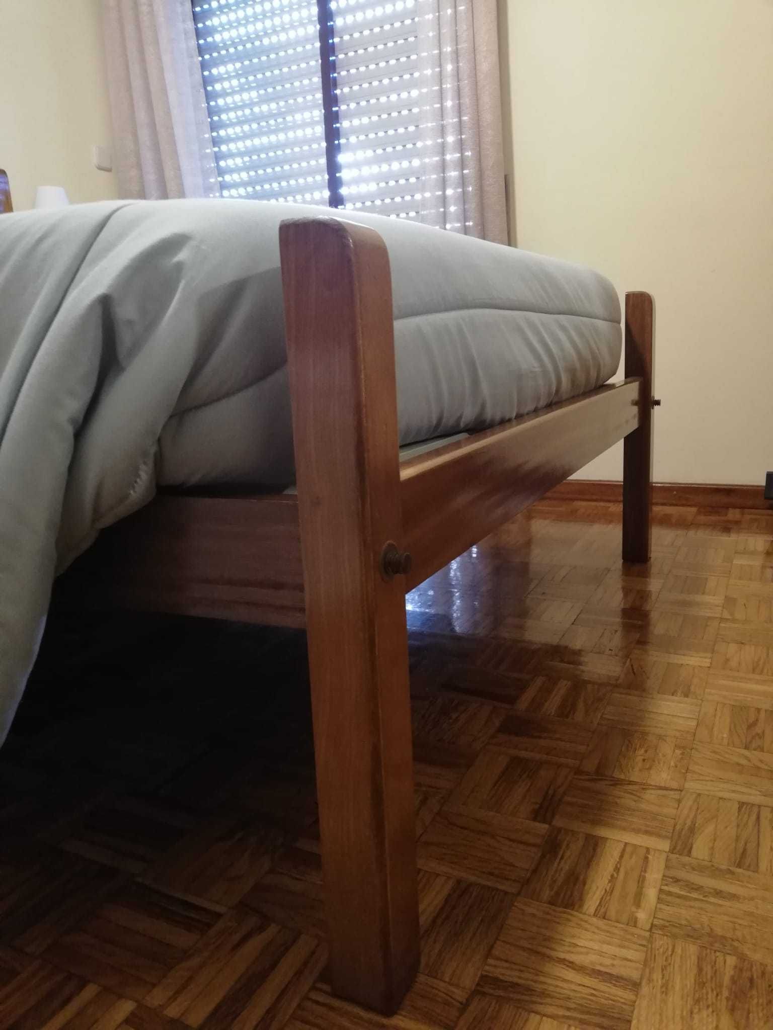Cama, cómoda e mesas de cabeceira