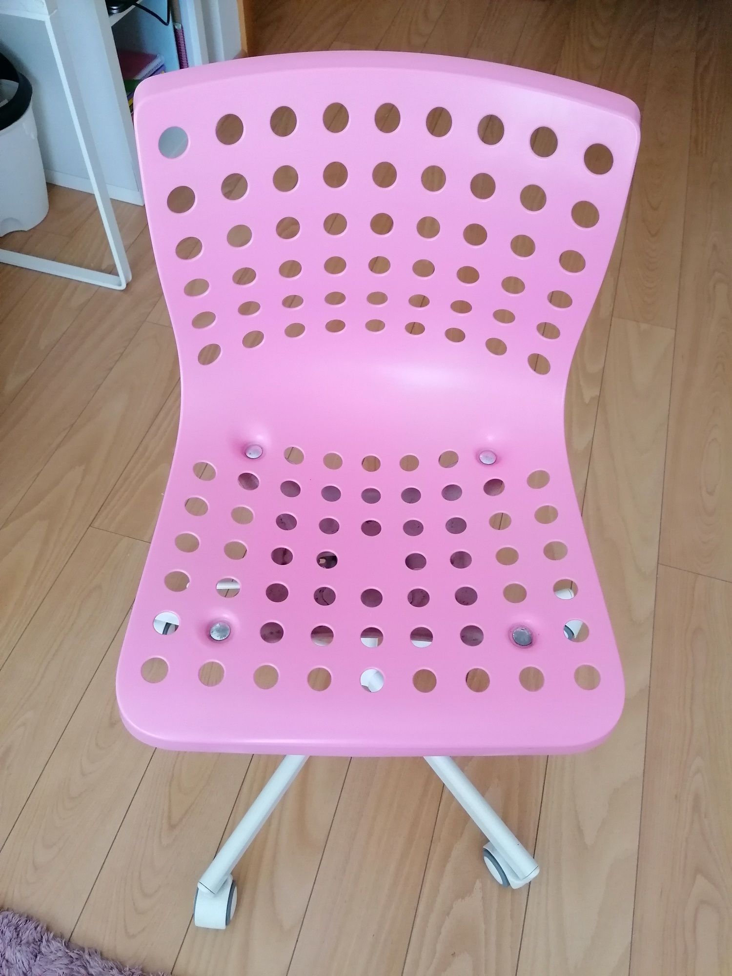 Cadeira rosa de criança Ikea