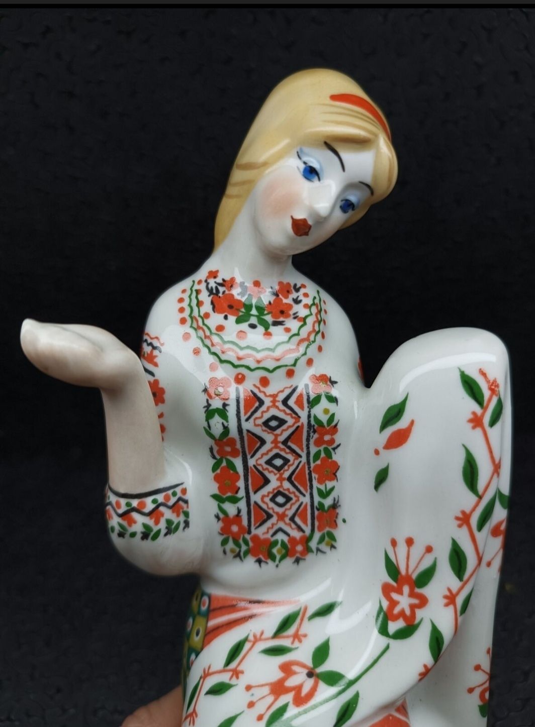 figurka porcelanowa „hafciarz”.Ukraina,Kijow