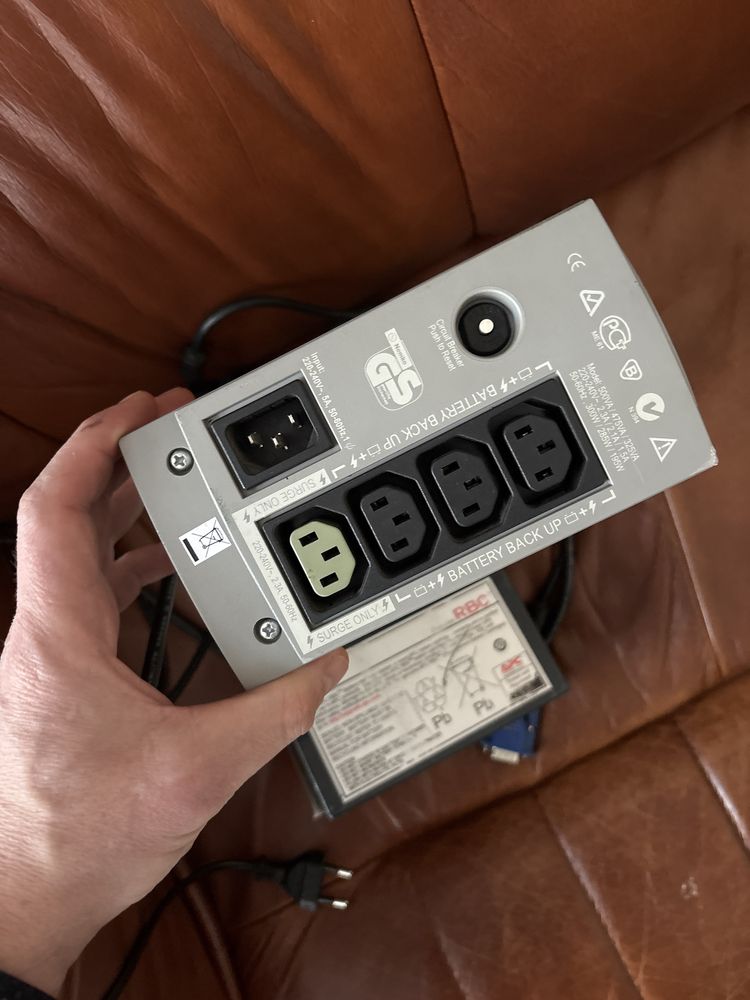UPS APC Back-UPS CS 325 – sprawny, BEZ baterii, z kablem IEC