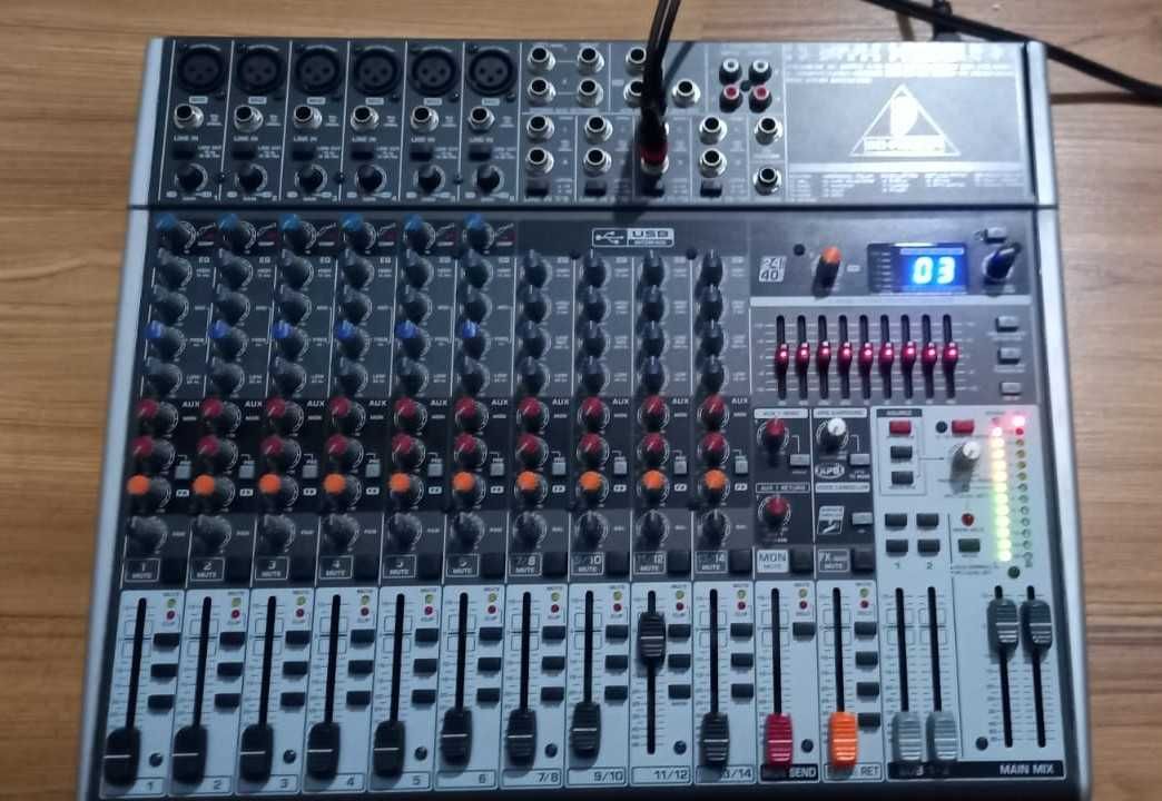 Mesa de Mistura- Behringer Xenyx x1832 usb