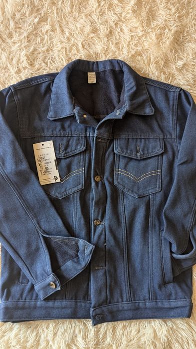 Чоловічий джинсовий піджак синього кольору.