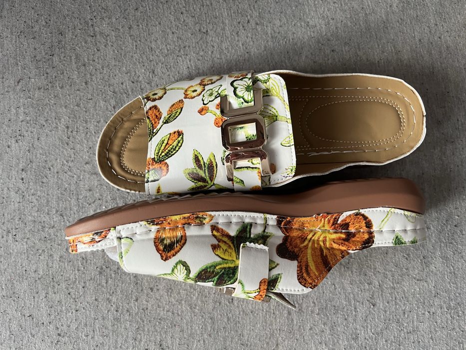 WYPRZEDAŻ  bialo kolorowe klapki damskie ,wkładka 26,5 cm