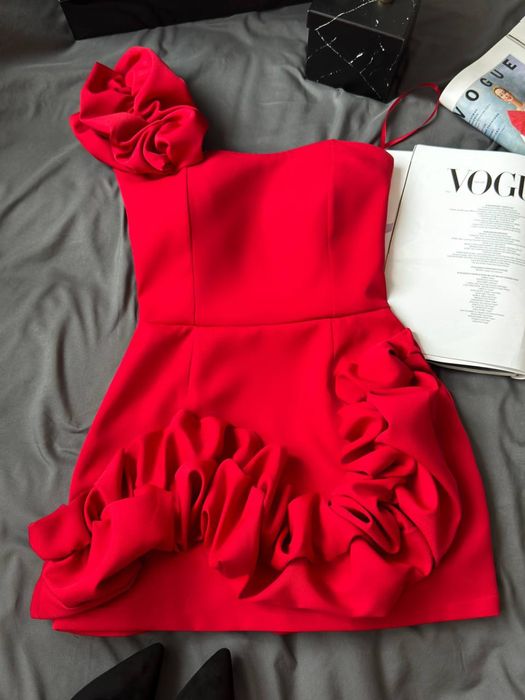 Розкішна біла сукня з квітковим декором – для особливих подій