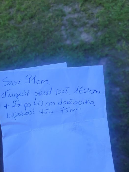 Stół  z krzesłami .