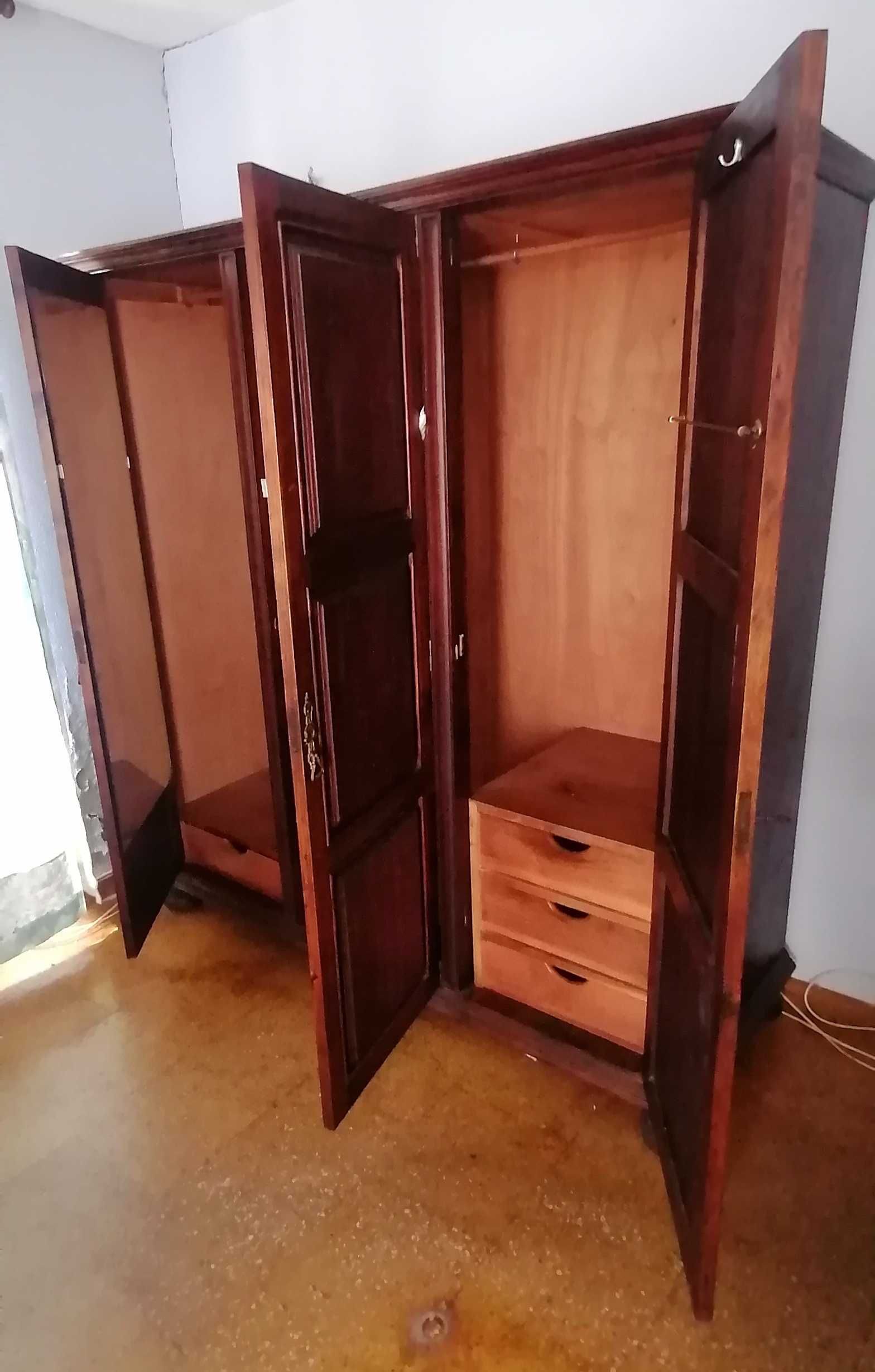 Roupeiro vintage em madeira maciça e muito bom estado