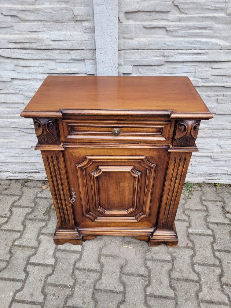 Elegancka komoda Ludwikowska.