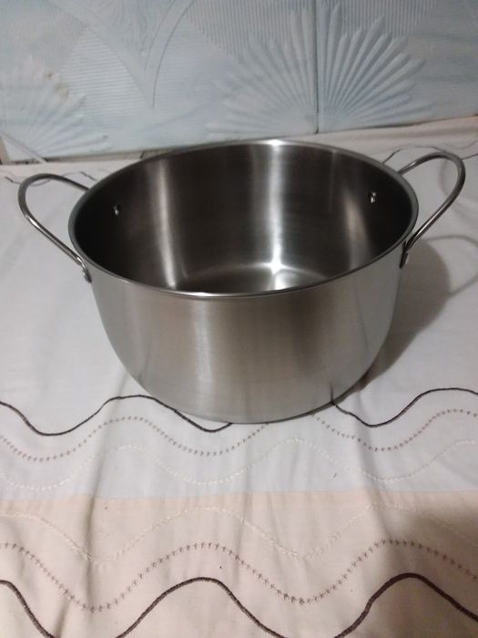 Новая кастрюля с нержавейки без крышки на 7 литров.