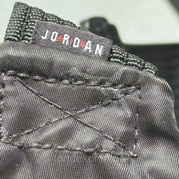 Сумка Nike Air Jordan Jacquard Crossbody у чорному кольорі.