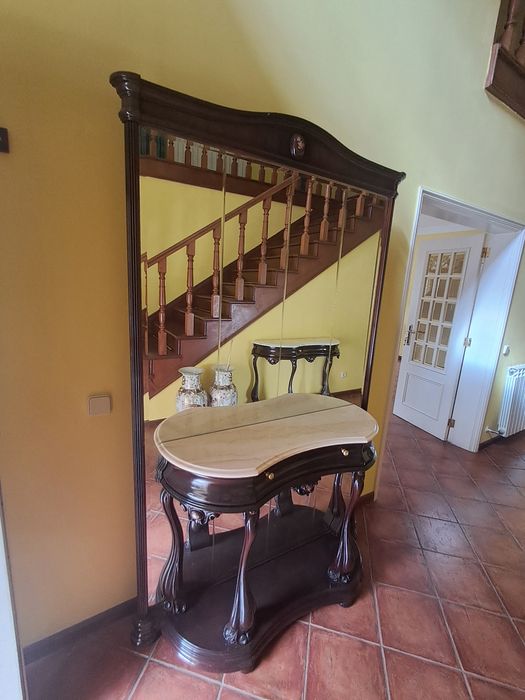 Mesa para Hall em excelente estado.