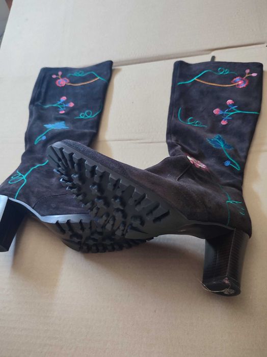 Botas em pele Café Noir (Novas) com flores bordadas