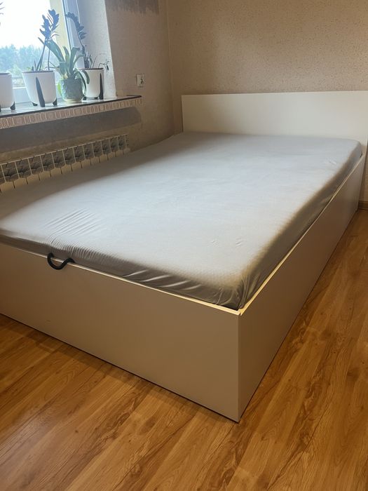 Podwójne łóżko z oteieranym pojemnikiem 140x200