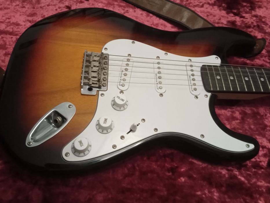 Электрогитару красивую современную на синтезатор б. у. обмен!