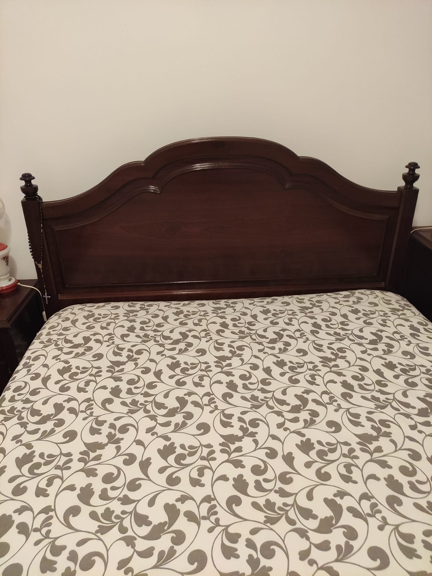 Cama de casal em mogno maciço.