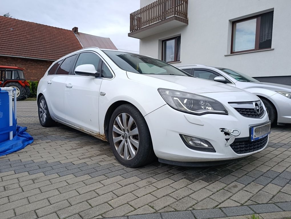 Opel Astra J 2012 uszkodzony silnik