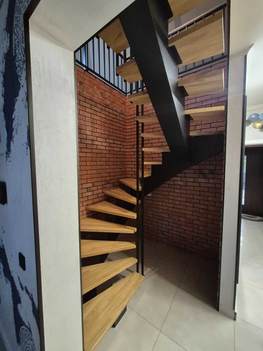 Schody samonośne na konstrukcji metalowej